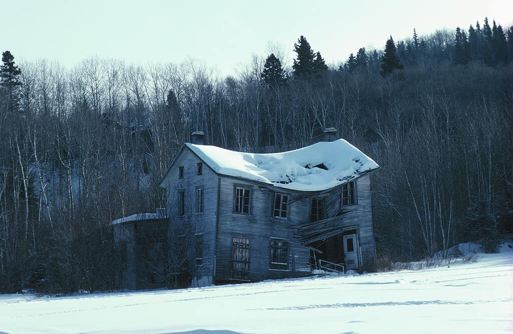 Fattoria cadente nella città fantasma di Val-Jalbert, Quebec, Canada