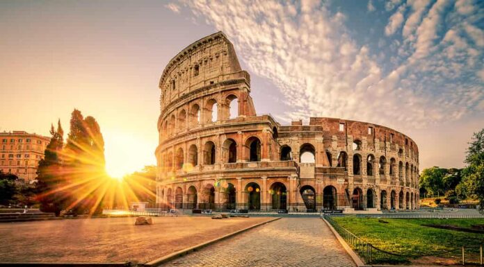 Colosseo a Roma all'alba, Italia, Europa.
