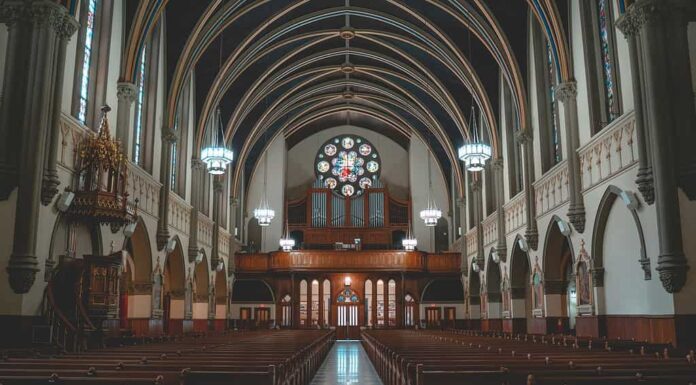 L'interno della chiesa cattolica di San Giovanni Evangelista a Indianapolis, Indiana
