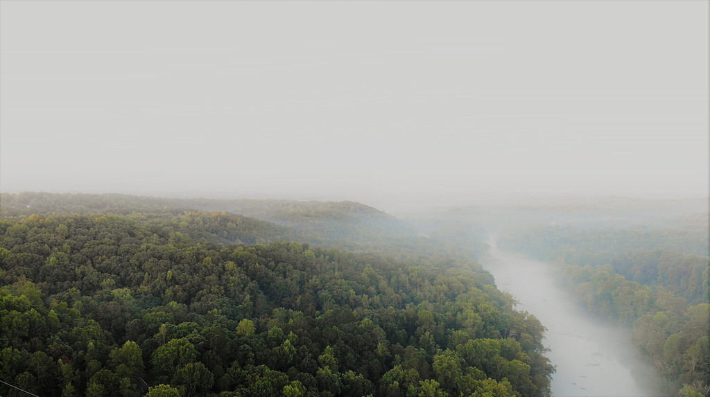 Vista mattutina del fiume Chattahoochee collegato al lago Lanier presso la diga di Buford nella contea di Forsyth, Georgia.