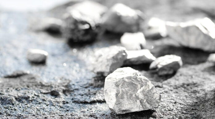 pezzo d'argento o di platino su un pavimento di pietra
