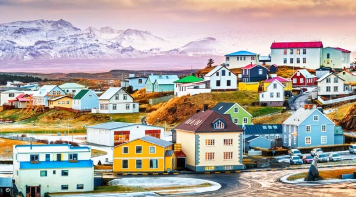Case islandesi variopinte di Stykkisholmur.  Stykkisholmur è una cittadina situata nella parte occidentale dell'Islanda, nella parte settentrionale della penisola di Saefellsnes