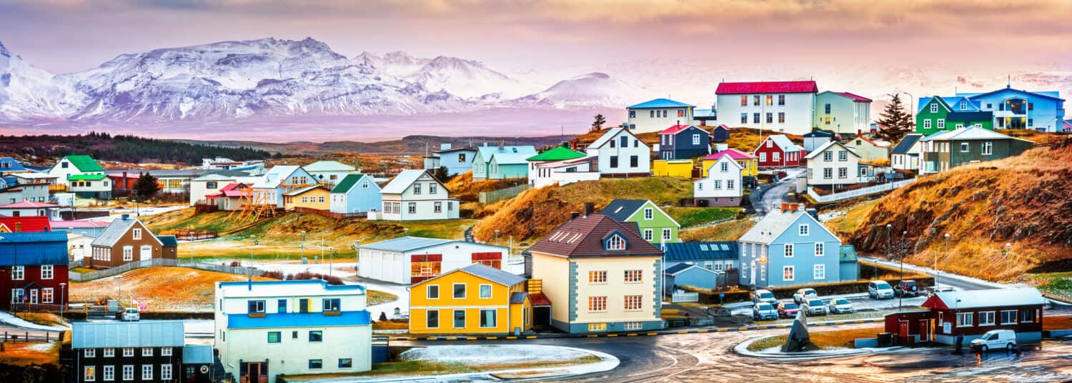 Case islandesi variopinte di Stykkisholmur.  Stykkisholmur è una cittadina situata nella parte occidentale dell'Islanda, nella parte settentrionale della penisola di Saefellsnes