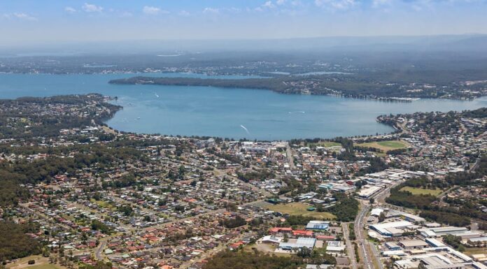 Veduta aerea del Lago Macquarie e Warners Bay - Newcastle Australia.  Il più grande lago costiero dell'Australia è una zona popolare a 25 minuti a sud del CBD di Newcastle.