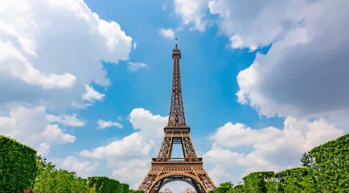 Torre Eiffel e tulipani primaverili sul Campo di Marte, Parigi, Francia