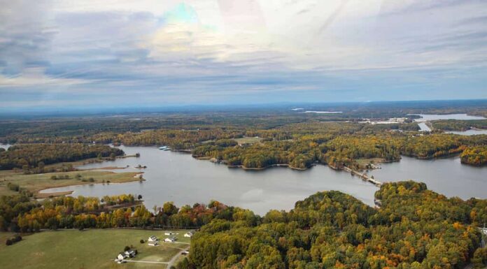 Veduta aerea del Lago Anna Virginia in autunno