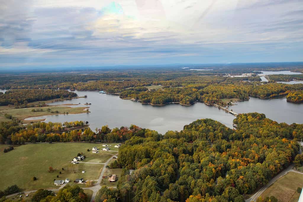 Veduta aerea del Lago Anna Virginia in autunno