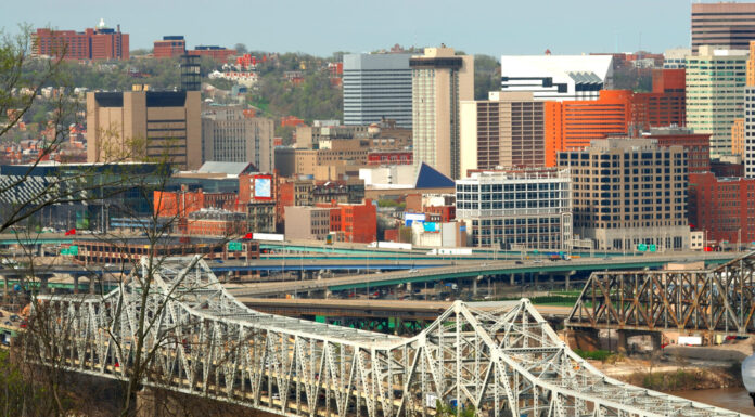 Veduta aerea del Brent Spence Bridge, Cincinnati Ohio e il traffico ringhiava autostrade che attraversano il fiume Ohio dal Kentucky all'Ohio.