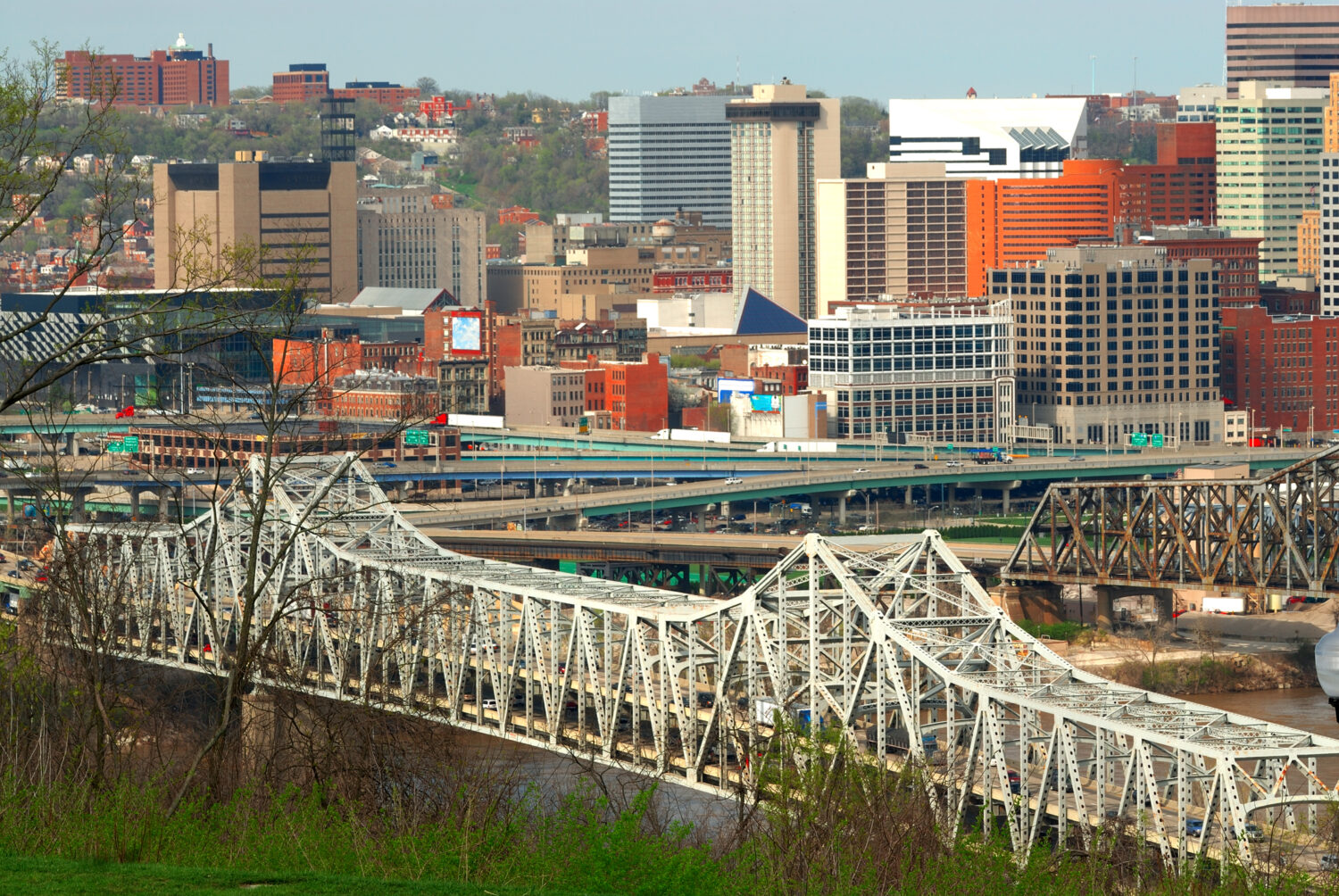 Veduta aerea del Brent Spence Bridge, Cincinnati Ohio e il traffico ringhiava autostrade che attraversano il fiume Ohio dal Kentucky all'Ohio.