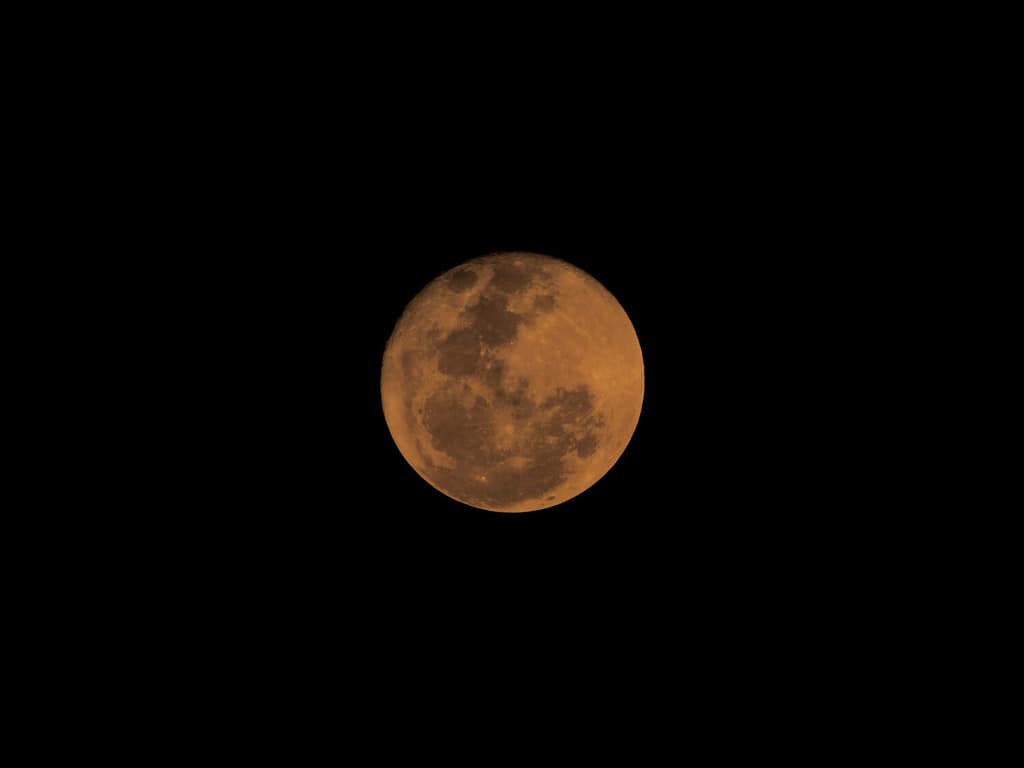 Luna piena del cacciatore osservata durante una notte buia nell'emisfero australe - POA, SAN PAOLO, BRASILE.