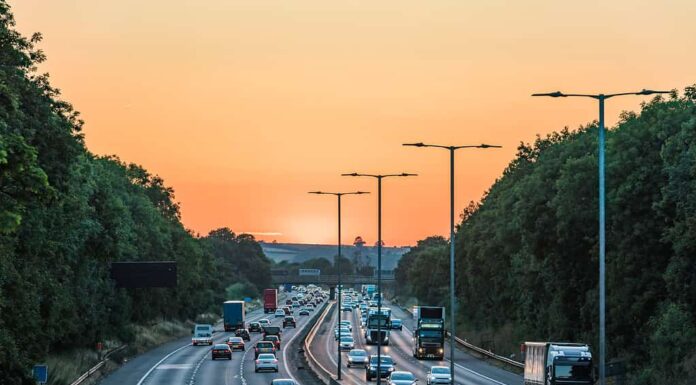 Vista al tramonto del traffico autostradale del Regno Unito in Inghilterra