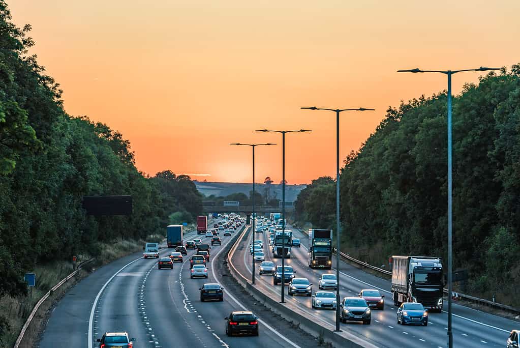 Vista al tramonto del traffico autostradale del Regno Unito in Inghilterra