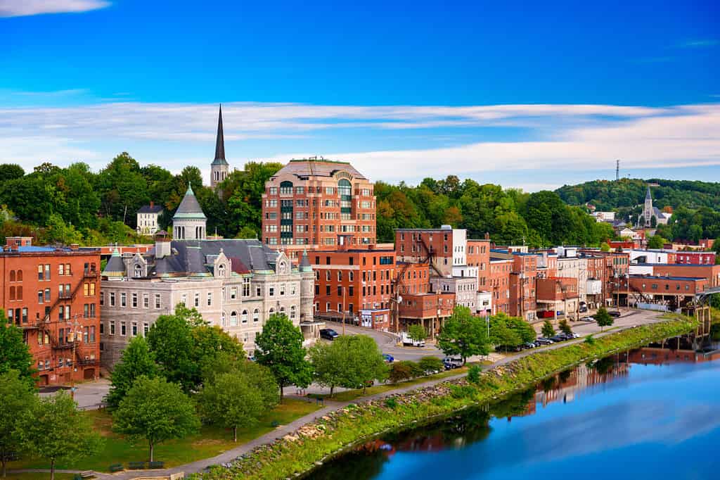 Augusta, Maine, skyline degli Stati Uniti sul fiume.