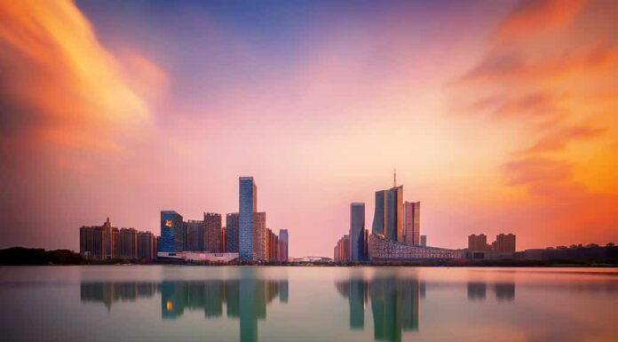 Tramonto sul quartiere degli affari finanziari del Lago dei Cigni, città di Hefei, provincia di Anhui, Cina