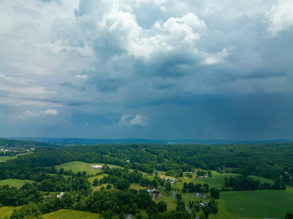 Nuvole temporalesche su terreni agricoli rurali Vista aerea
