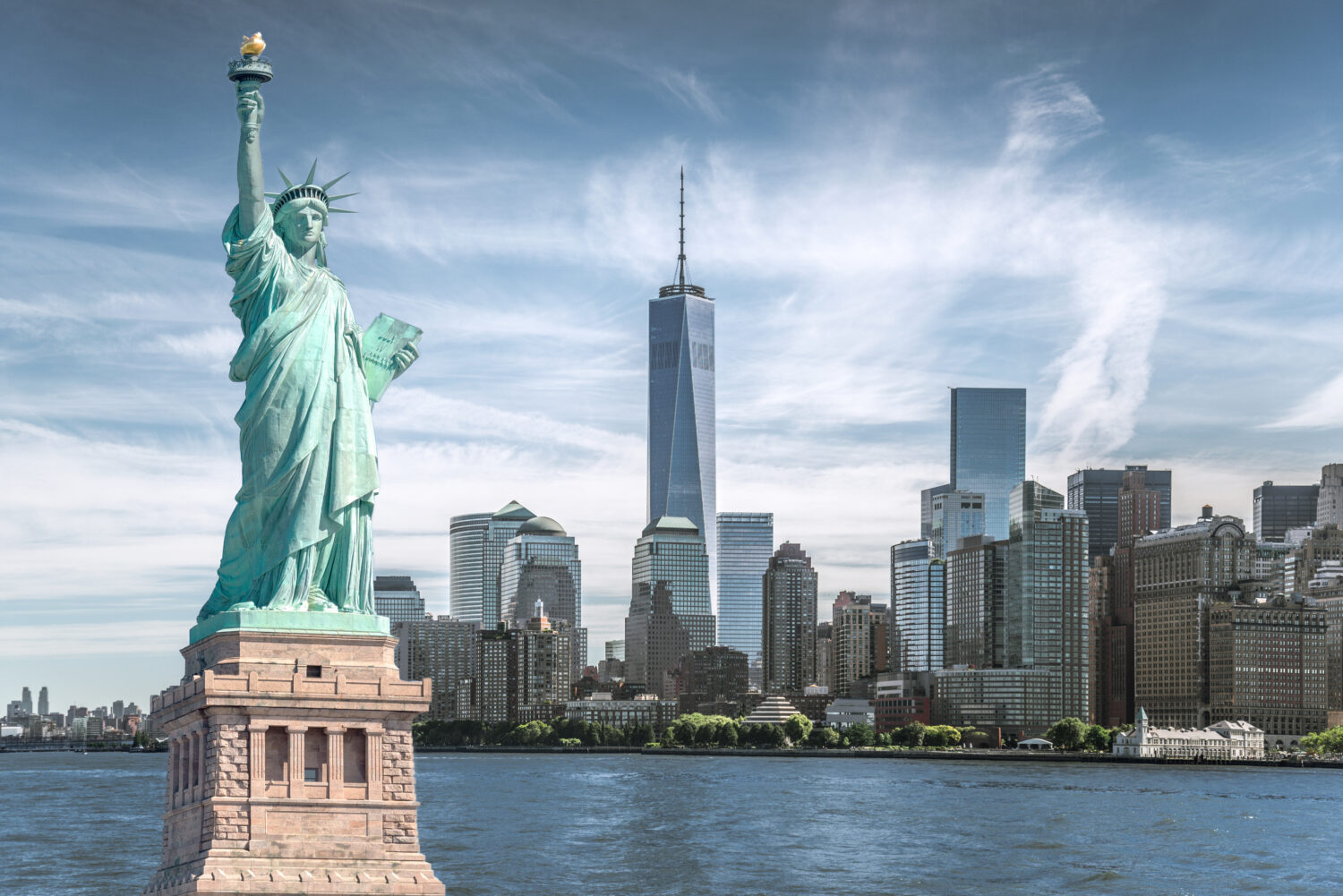 La statua della Libertà con lo sfondo del World Trade Center, punti di riferimento di New York City