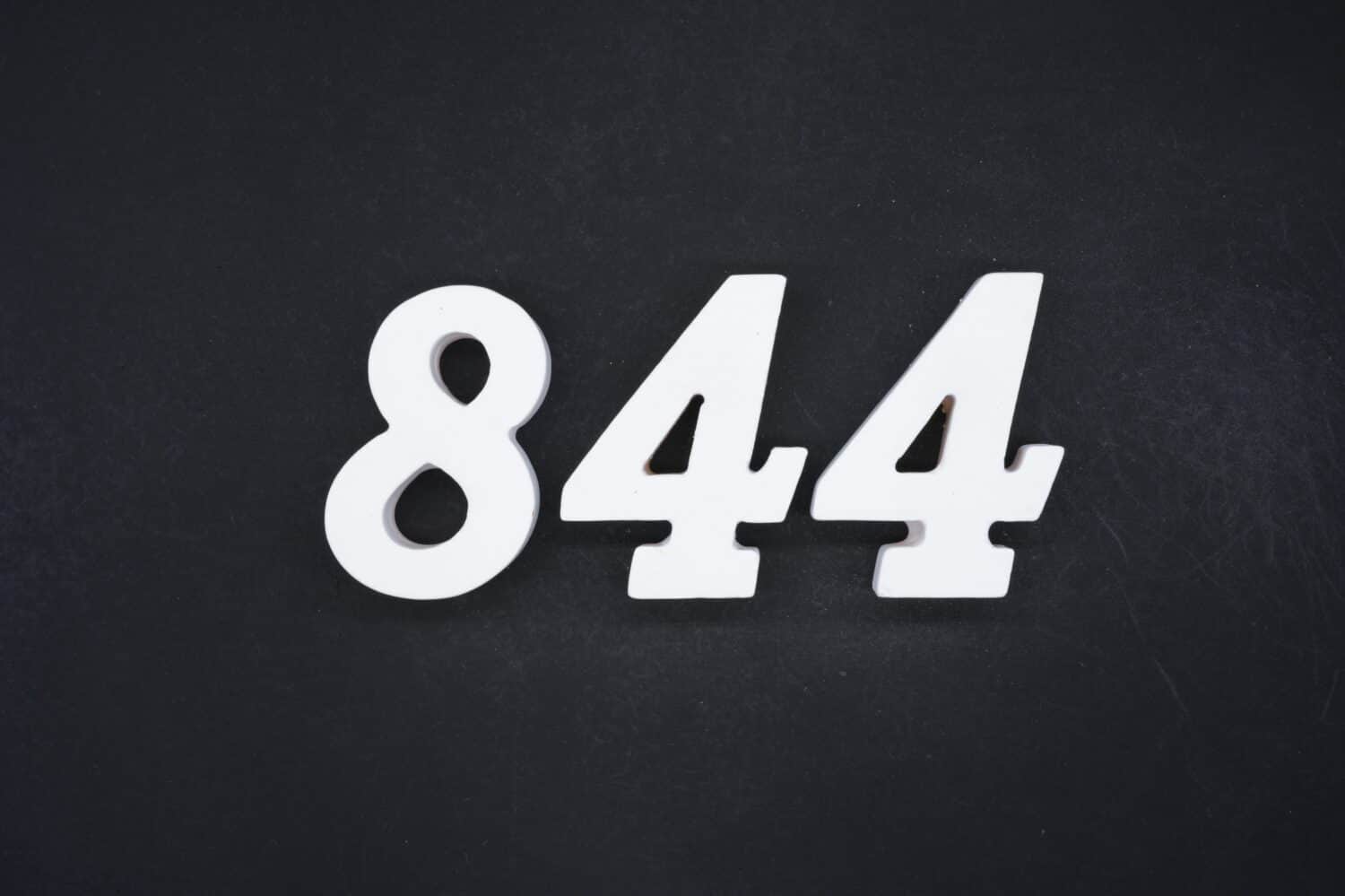 Nero per lo sfondo.  Il numero 844 è realizzato in legno verniciato bianco.