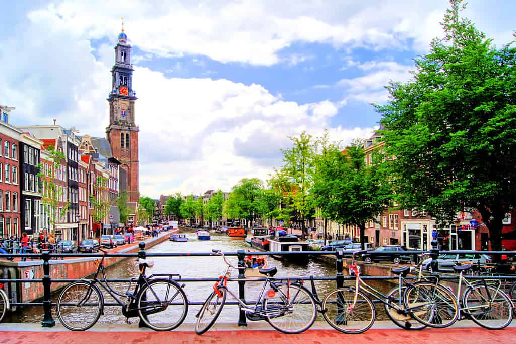 Biciclette che costeggiano un ponte sui canali di Amsterdam, Paesi Bassi