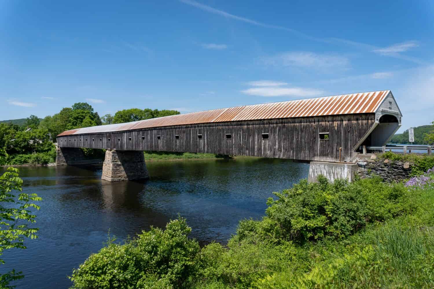 Ponte coperto della Cornovaglia-Windsor.  Costruito nel 1866, il ponte coperto a due campate più lungo.  Luogo di attraversamento del generale Lafayette.  Attraversa il fiume Connecticut tra la Cornovaglia, nel New Hampshire, e Windsor, nel Vermont.