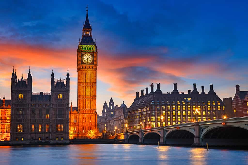 Big Ben e Westminster Bridge al tramonto a Londra
