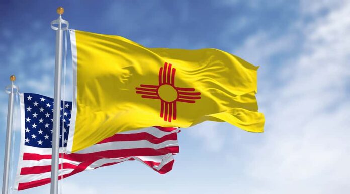 La bandiera dello stato del New Mexico sventola insieme alla bandiera nazionale degli Stati Uniti d'America