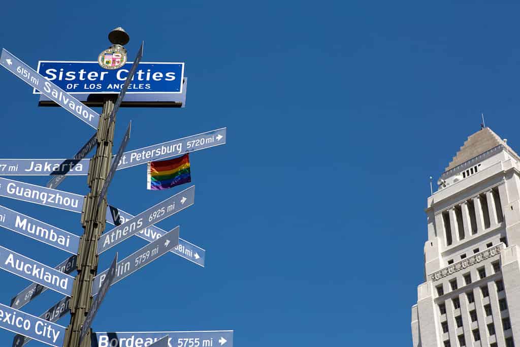Segnale stradale con le città gemellate di Los Angeles e l'edificio del municipio