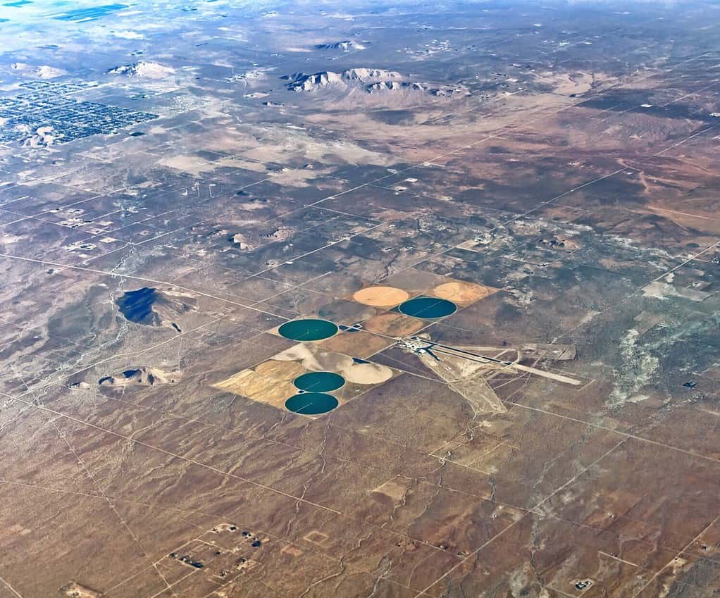 Vista aerea dell'ex sito di test militare segreto Gray Butte Radar Cross-Section nel deserto americano del Mojave dell'Antelope Valley occidentale in California, Stati Uniti d'America, dettaglio del punto di riferimento satellitare esterno