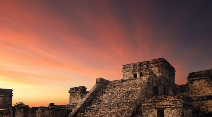Fortezza di Castillo nell'antica città maya di Tulum in Messico 