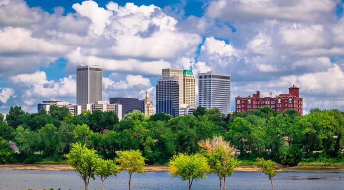 Tulsa, Oklahoma, USA skyline del centro sul fiume Arkansas nel pomeriggio.