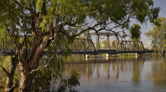 Attraversamento del fiume a Mildura Victoria Australia, fiume Murray in pieno flusso 