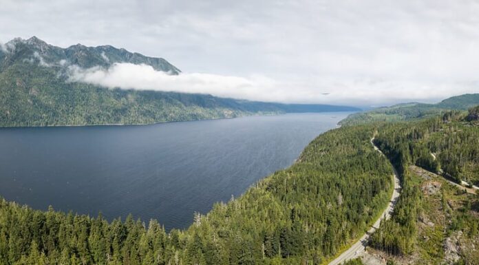 Vista panoramica aerea del lago Nimpkish durante una vivace giornata estiva nuvolosa.  Preso nel nord di Vancouver, BC, Canada.