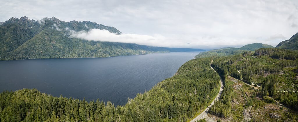 Vista panoramica aerea del lago Nimpkish durante una vivace giornata estiva nuvolosa.  Preso nel nord di Vancouver, BC, Canada.