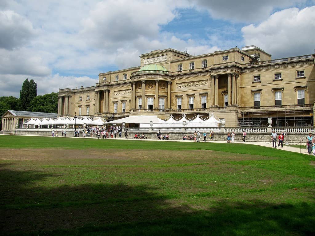Buckingham Palace, la casa più grande del Regno Unito, vista da Green Park, Londra, Inghilterra