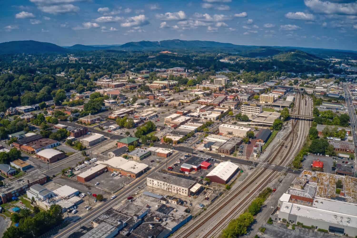 Veduta aerea del centro di Dalton, Georgia durante l'estate