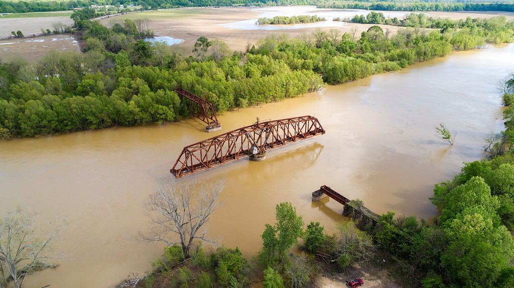 Veduta aerea di un ponte girevole ferroviario abbandonato sul fiume Yazoo vicino a Redwood, Mississippi.