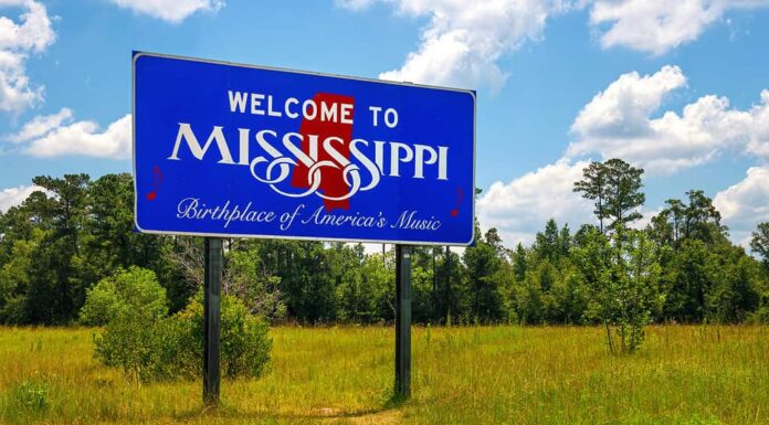 Cartello di benvenuto del Mississippi con le parole "Luogo di nascita della musica americana"
