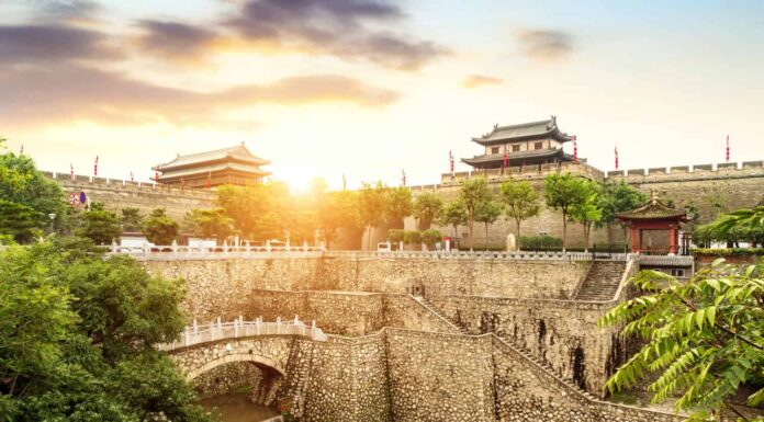 Mura e fossato antichi della città di Xi'an, Cina Shaanxi.