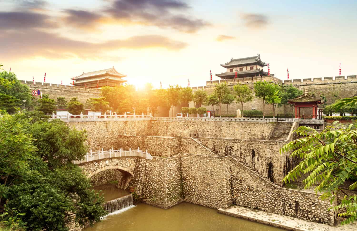 Mura e fossato antichi della città di Xi'an, Cina Shaanxi.