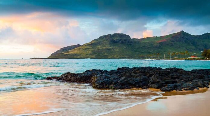 Alba sulla spiaggia di Kalapaki e sulla baia di Nawiliwilii, Lihue, Kauai, Hawaii, Stati Uniti