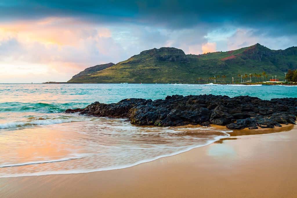Alba sulla spiaggia di Kalapaki e sulla baia di Nawiliwilii, Lihue, Kauai, Hawaii, Stati Uniti
