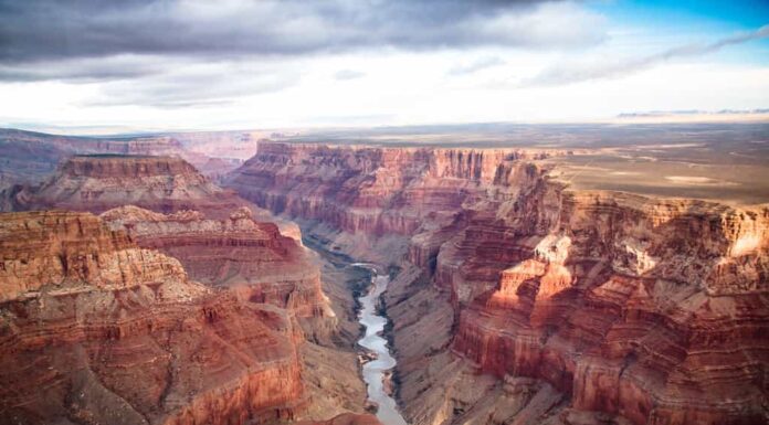 Vista sulla parte sud e nord del Grand Canyon dall'elicottero, Stati Uniti