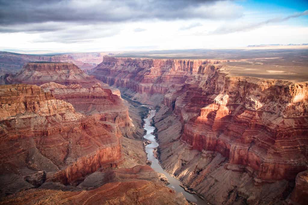 Vista sulla parte sud e nord del Grand Canyon dall'elicottero, Stati Uniti