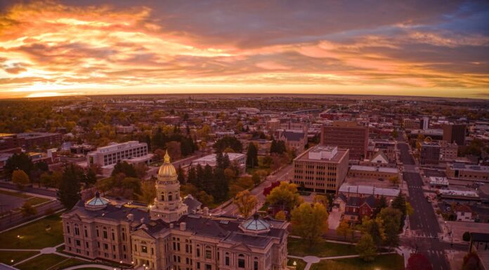 Veduta aerea di un'alba sul centro di Cheyenne, Wyoming