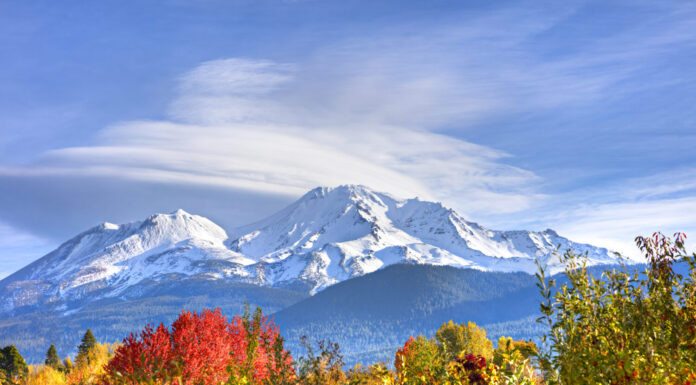 Il Monte Shasta ricoperto di neve in autunno.