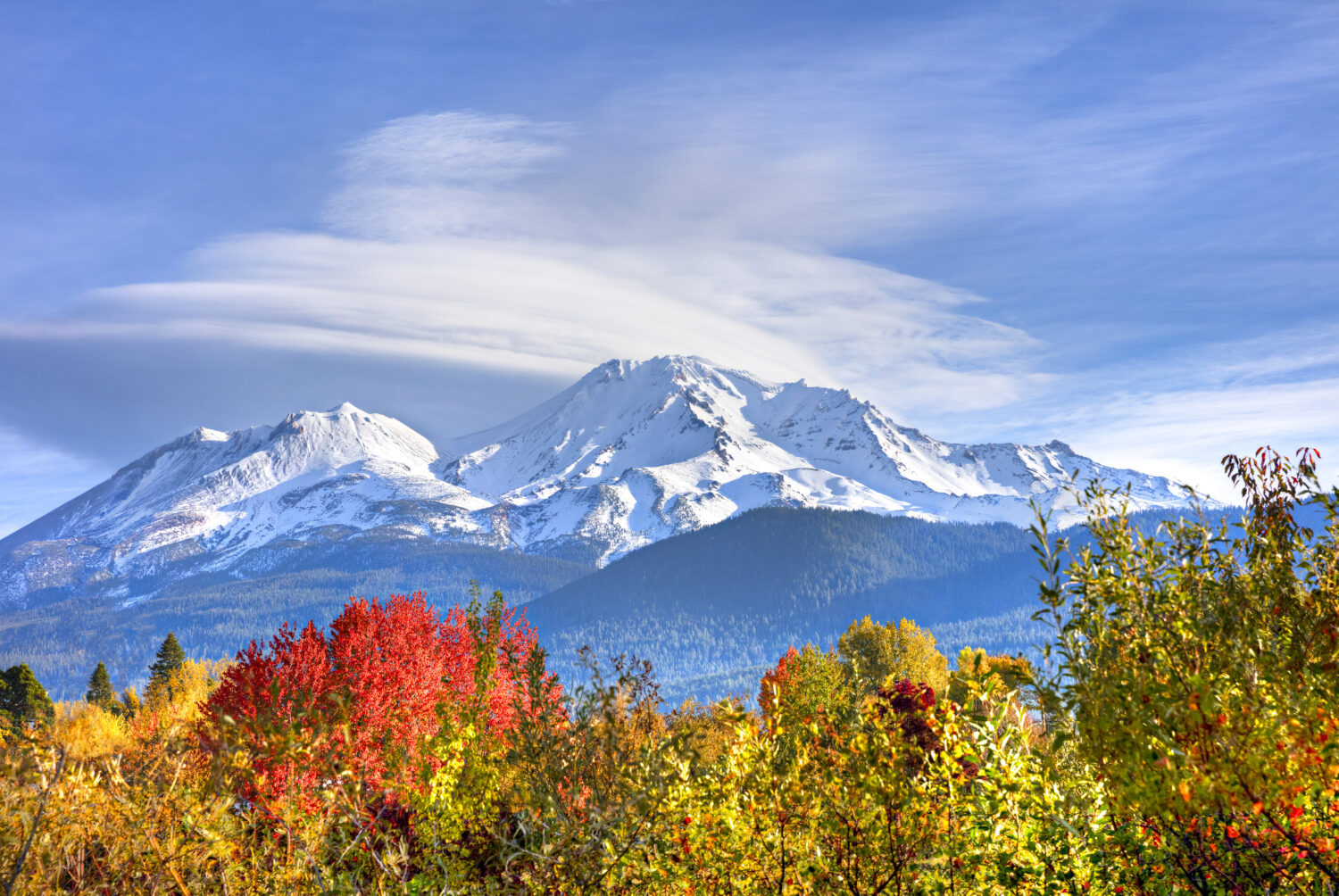 Il Monte Shasta ricoperto di neve in autunno.