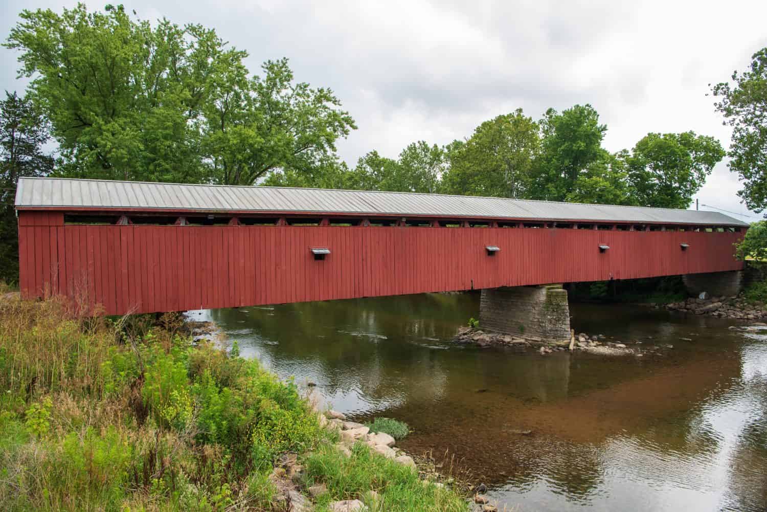 Ponte n. 35-55-01Costruito nel 1860, lo storico ponte coperto Eldean, dipinto nel tradizionale rosso, un tempo era il secondo più lungo del suo genere in Ohio ed è ancora il 