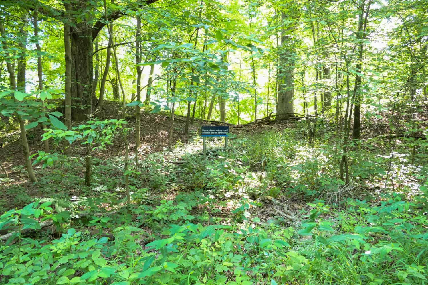 Fort Ancient Earthworks.  Tumuli storici dei nativi americani con un cartello che chiede alle persone di rispettare la costruzione