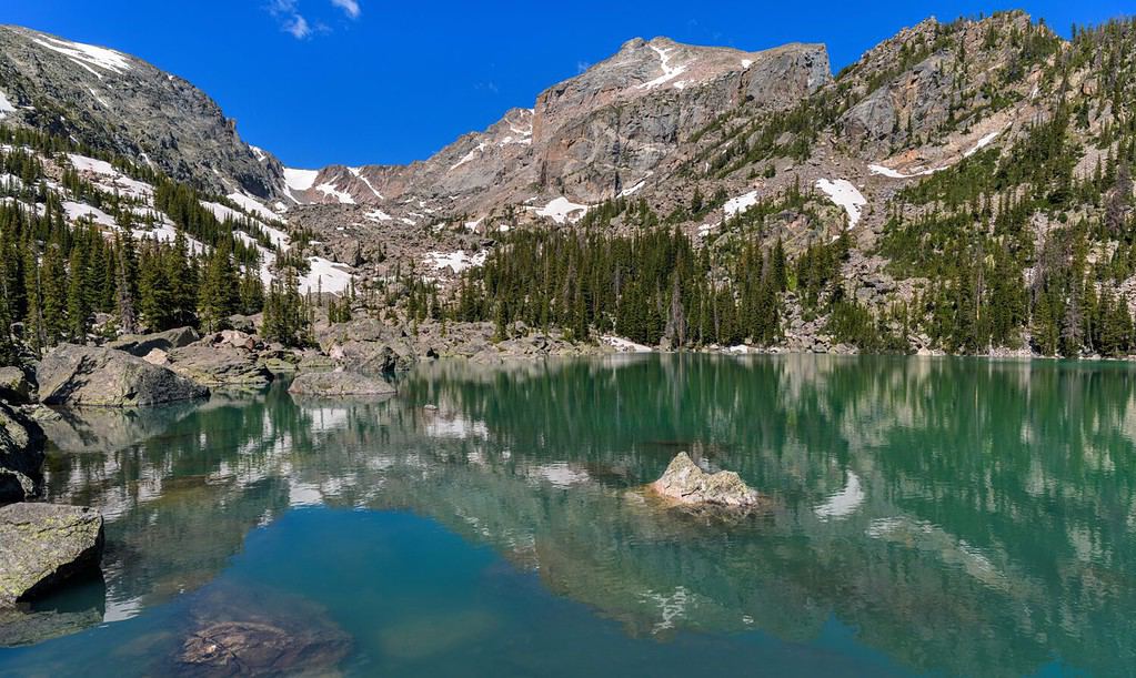 Lago Haiyaha - Una vista panoramica del colorato Lago Haiyaha in una calma e soleggiata mattina estiva.  Parco Nazionale delle Montagne Rocciose, Colorado, Stati Uniti.