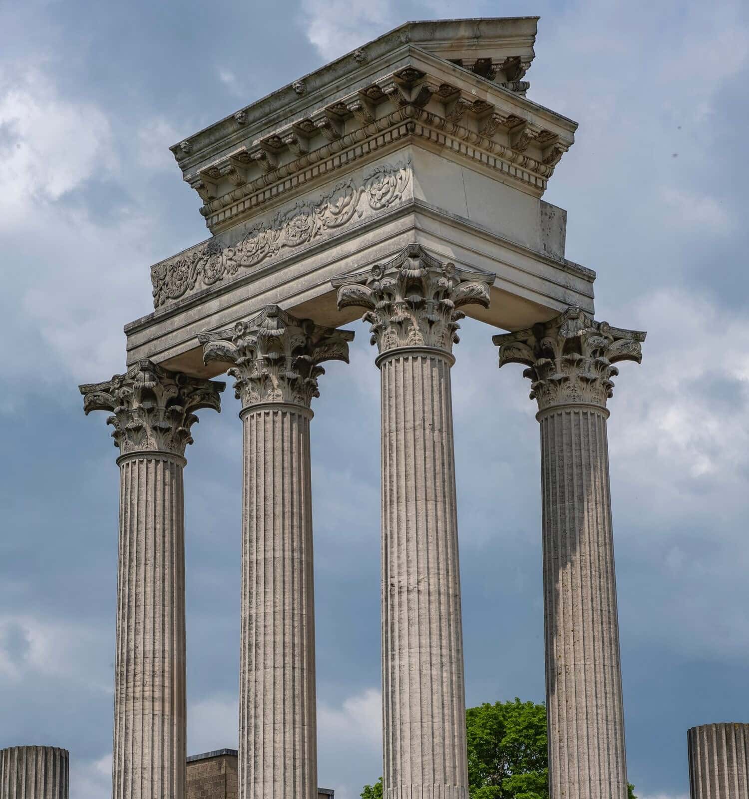 Parco archeologico di Xanten Germania pilastri dell'architettura contro il cielo blu