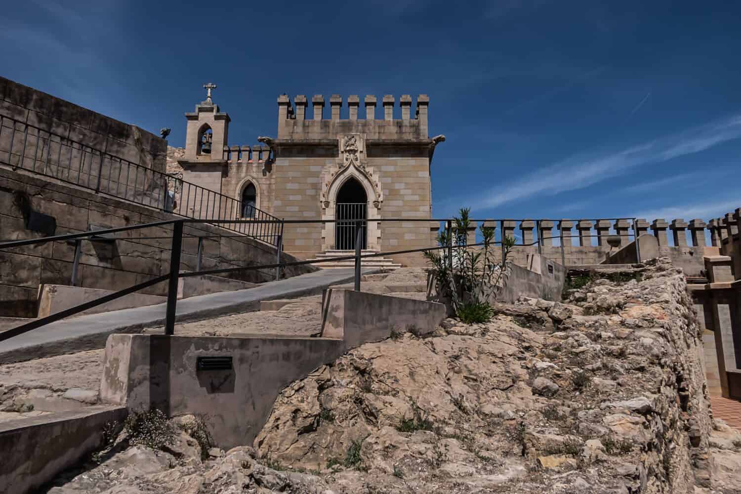 Castello di Xativa o Castillo de Xativa - antica fortificazione sull'antica via Augusta in Spagna.  Edificio neogotico della Cappella di Sant Jordi (XIV – XV secolo).  Xativa, Spagna, Europa.